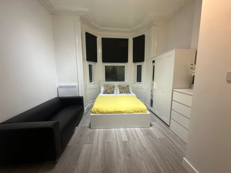 Flat Frithville Gardens in Greater London