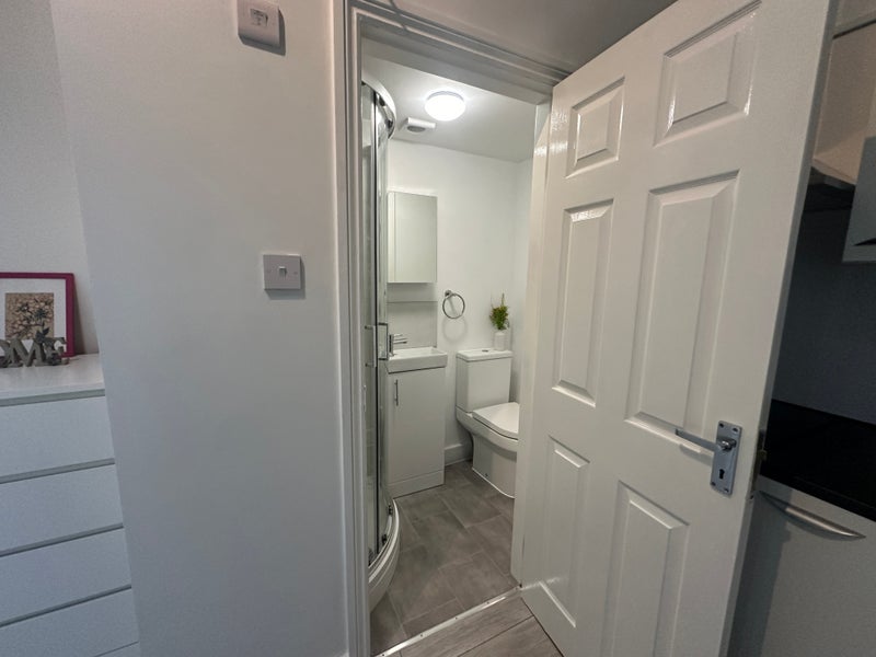 Flat Frithville Gardens in Greater London