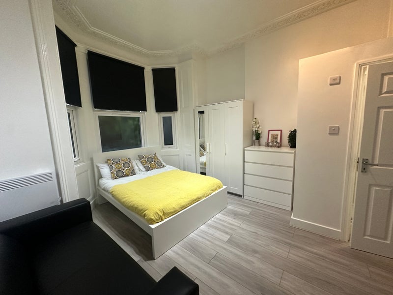 Flat Frithville Gardens in Greater London