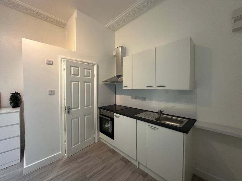 Flat Frithville Gardens in Greater London