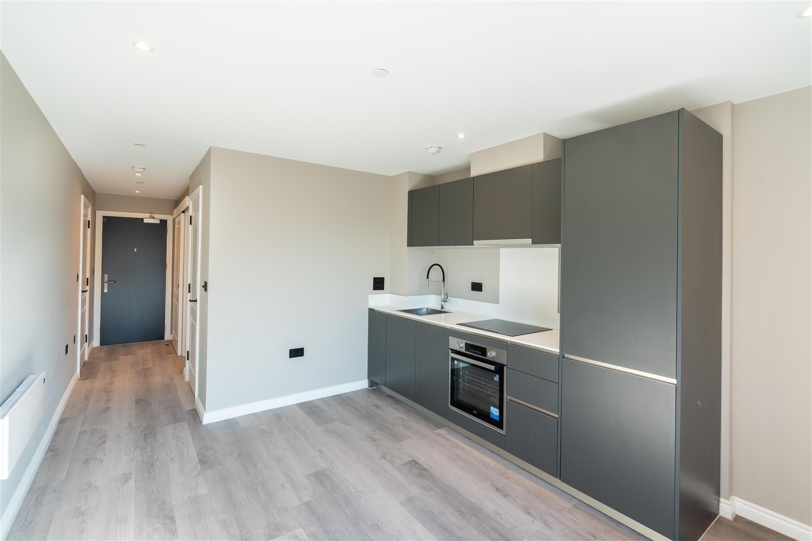 Flat Whitehall Road in Leeds