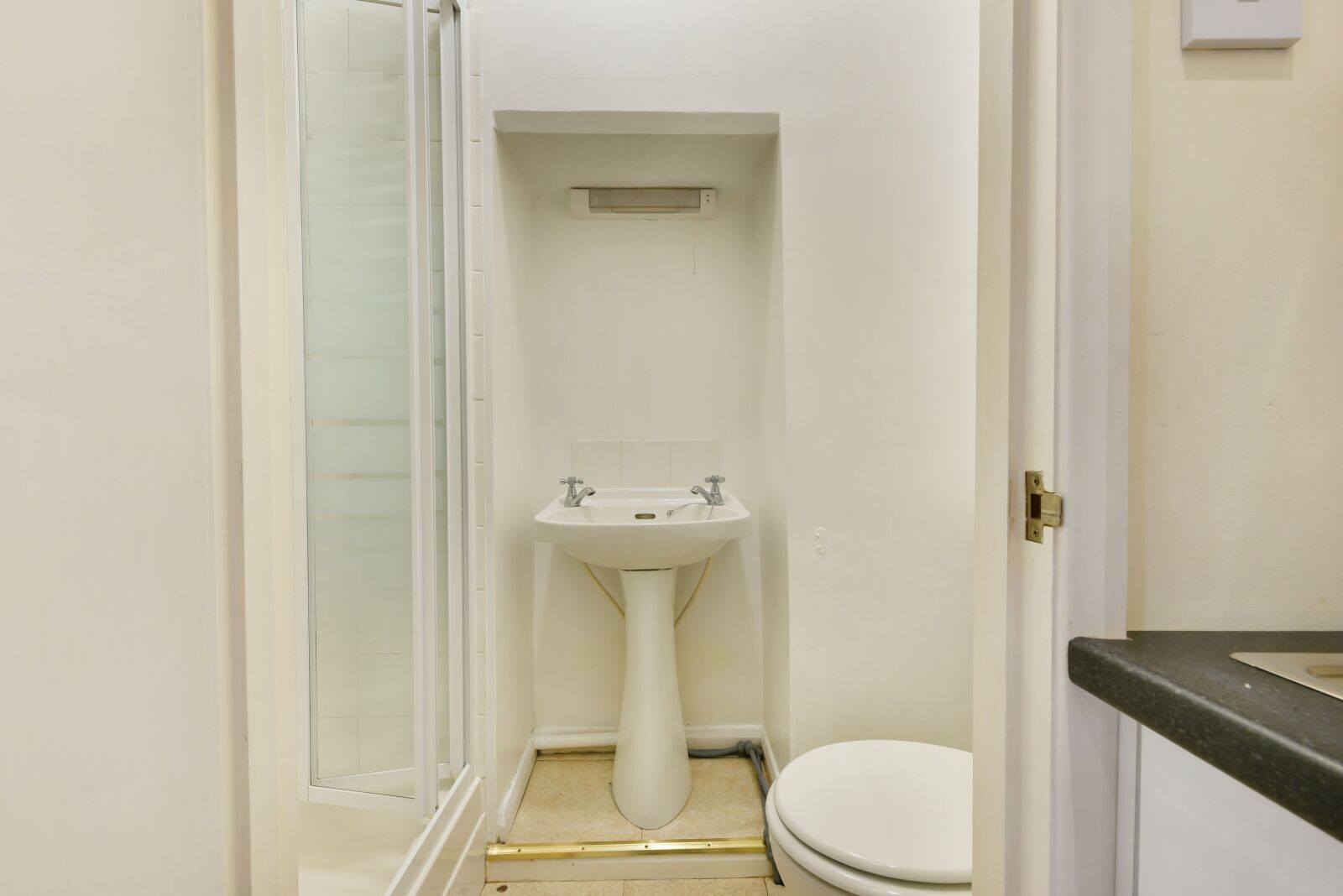 Room The Avenue in Greater London