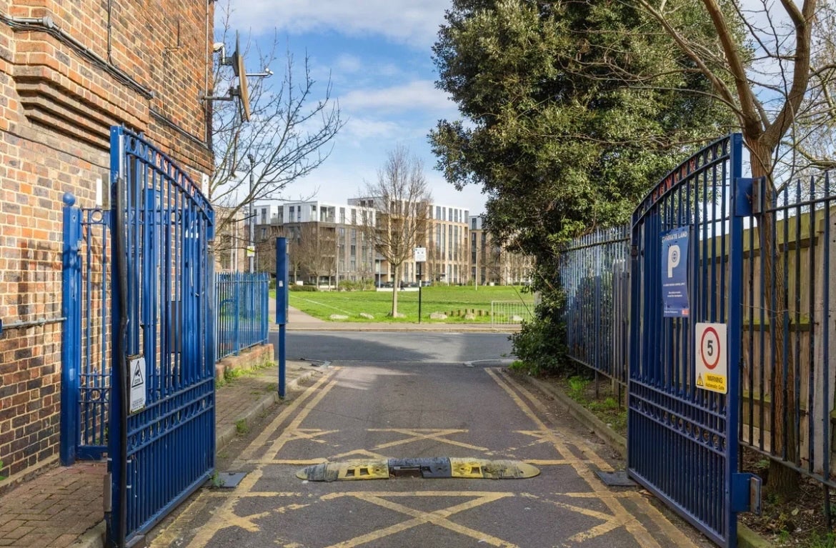 Flat Cowley Road in Greater London