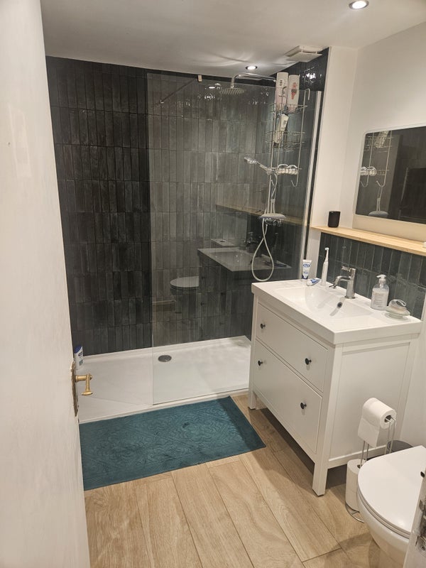 Room Thicket Road in Greater London