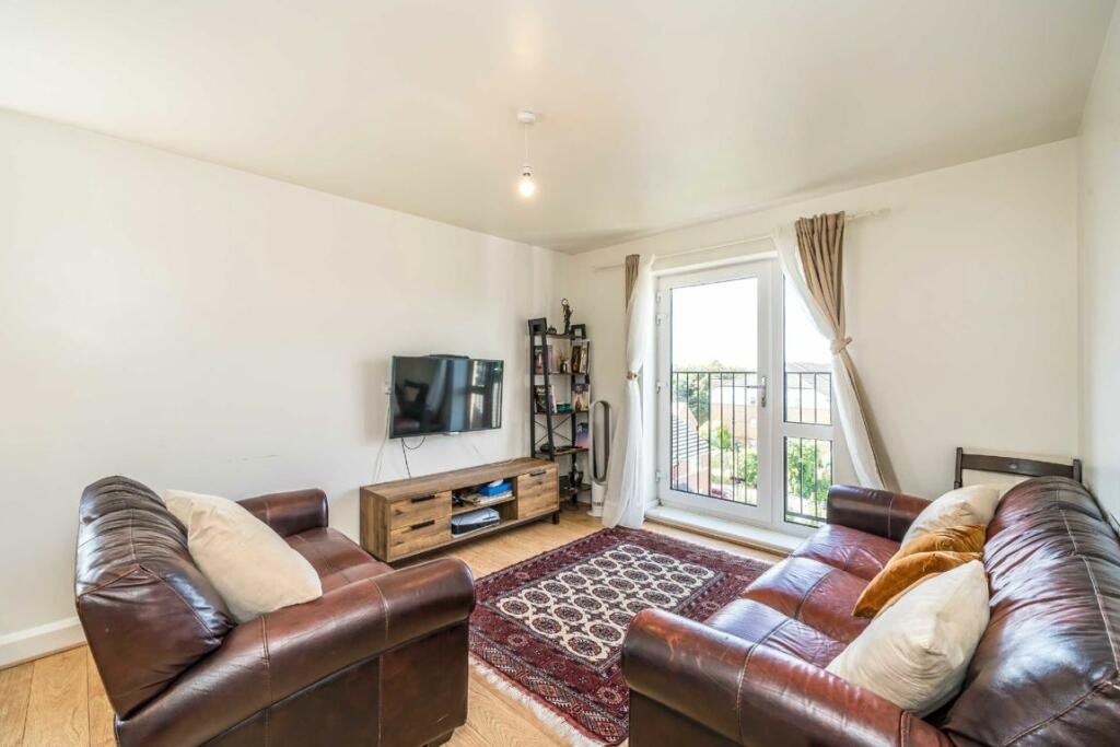 Flat Orchard Road in Greater London
