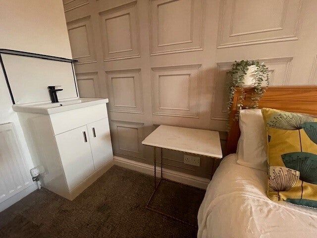 Room Monks Road in Lincoln