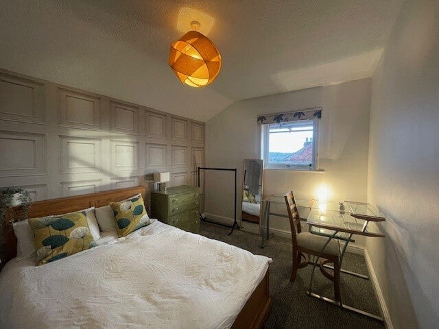 Room Monks Road in Lincoln
