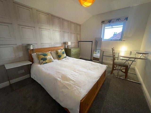 Room Monks Road in Lincoln