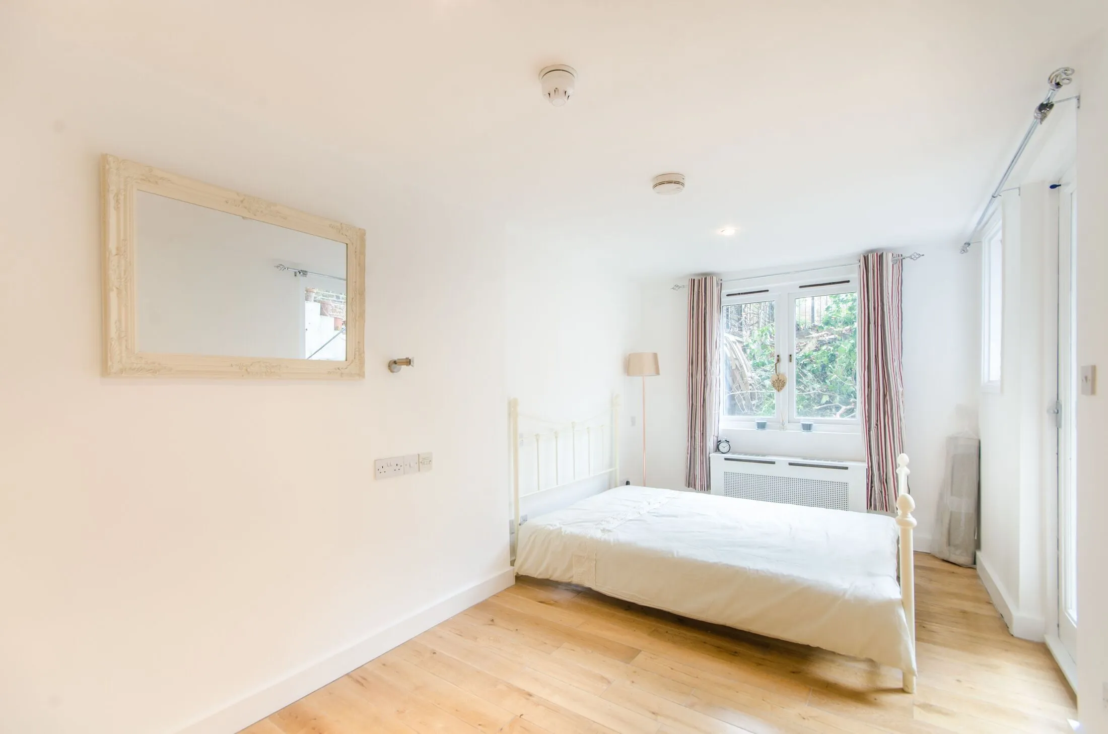 Flat Penywern Road in Greater London