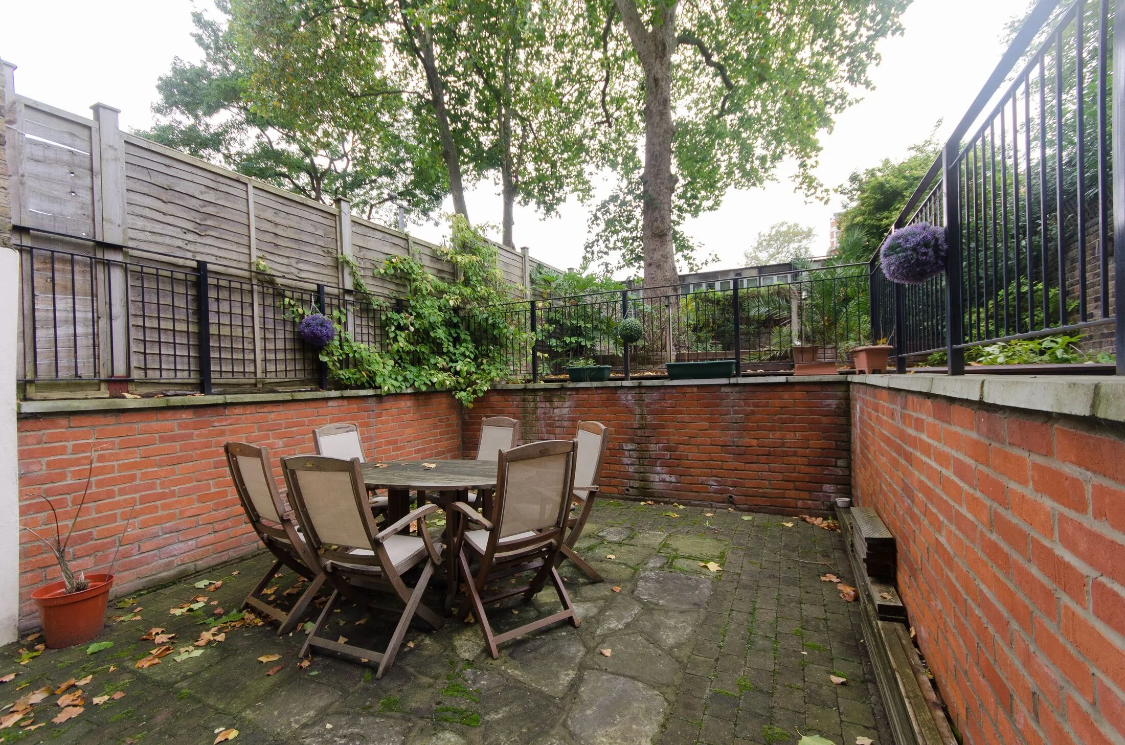 Flat Penywern Road in Greater London