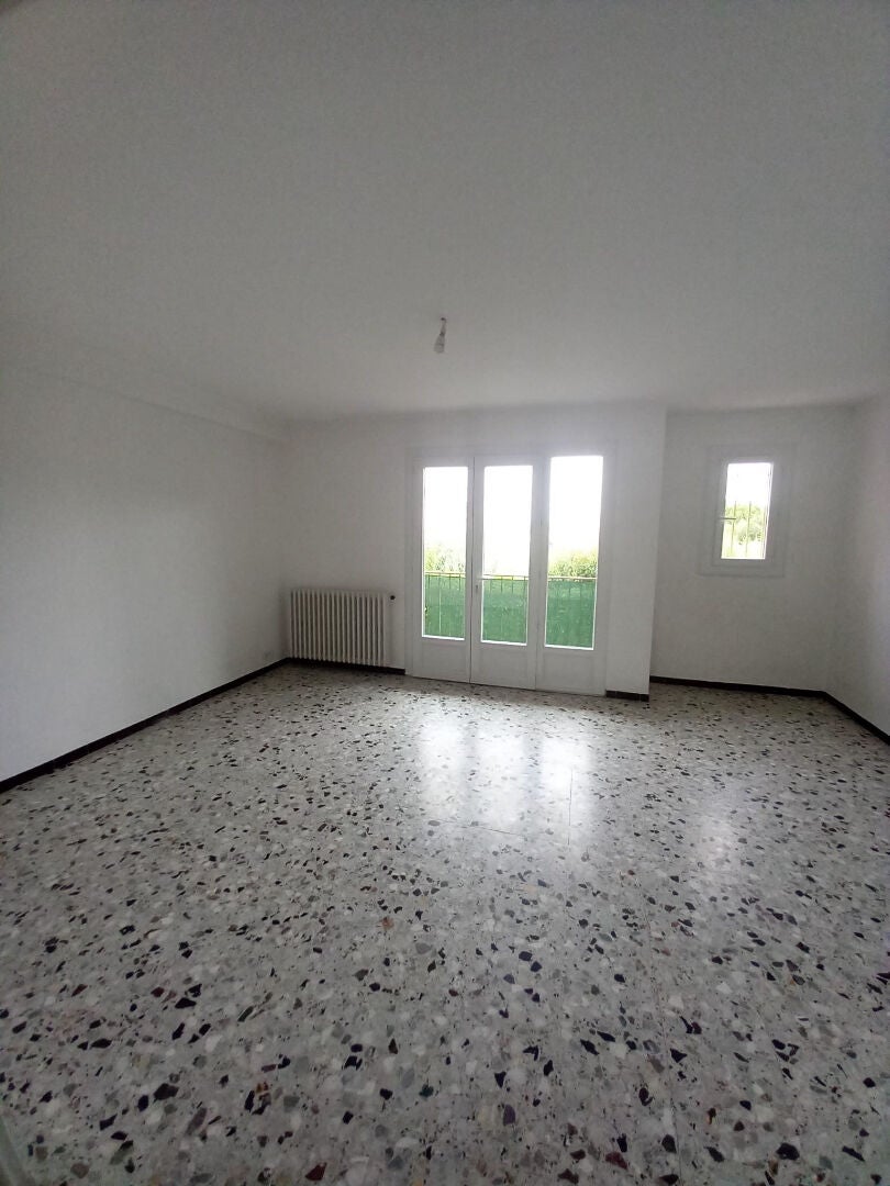 Flat Montée de Sainte-Roustagne in Manosque