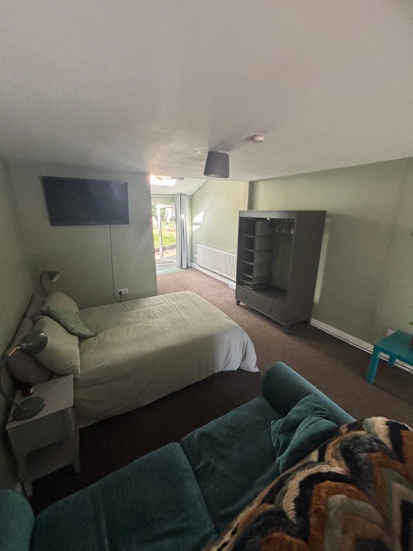 Room Moorside Road in Trafford