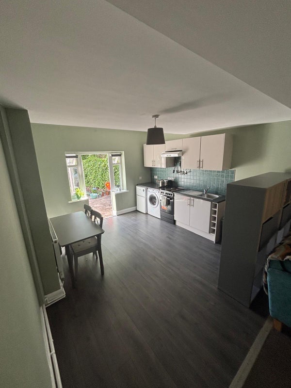 Room Moorside Road in Trafford