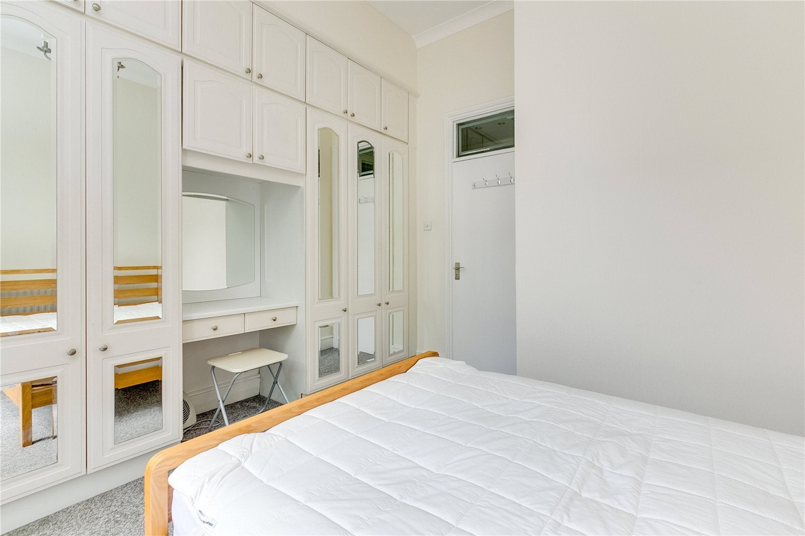 Flat Oxford Gardens in Greater London