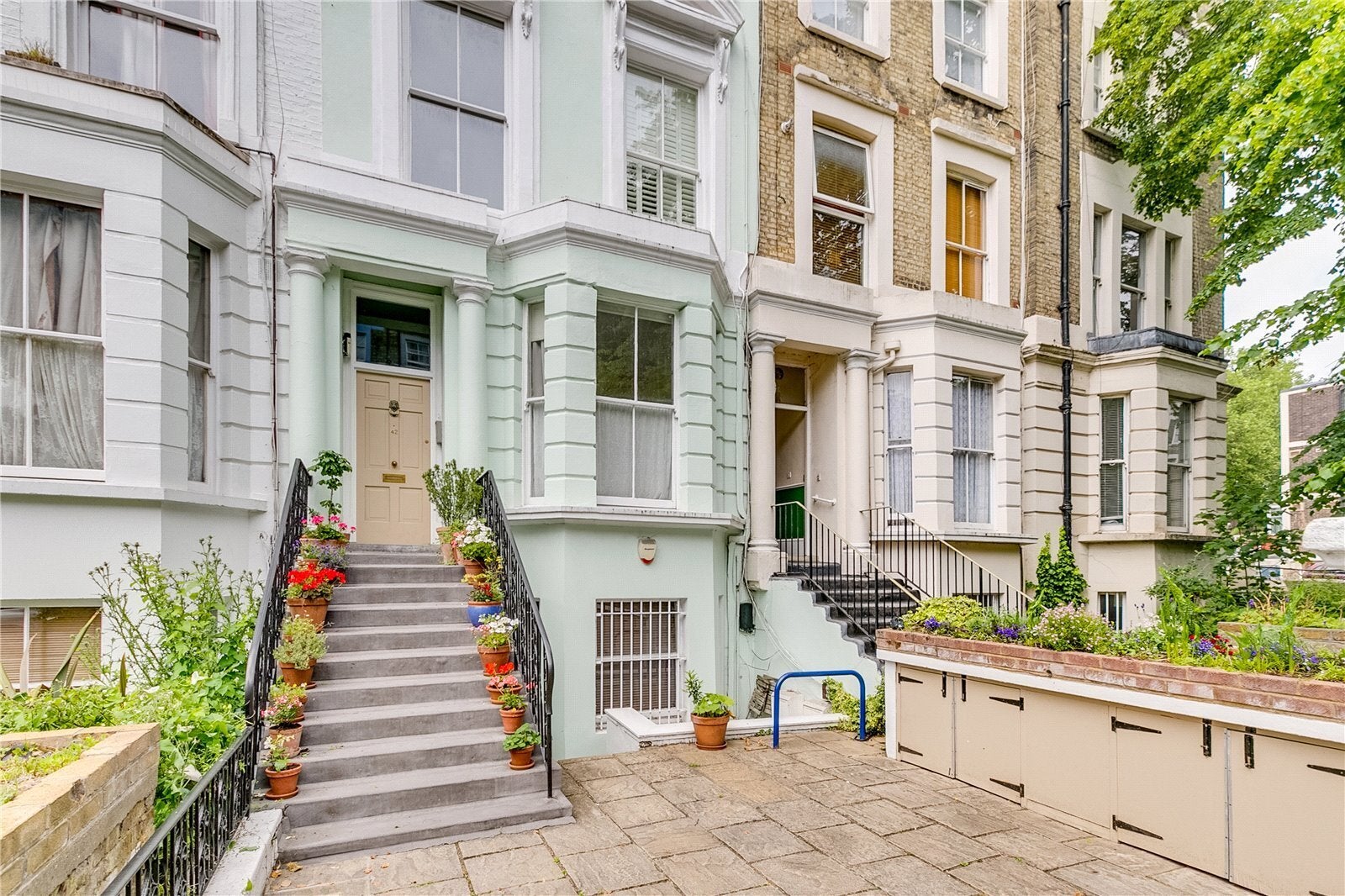 Flat Oxford Gardens in Greater London
