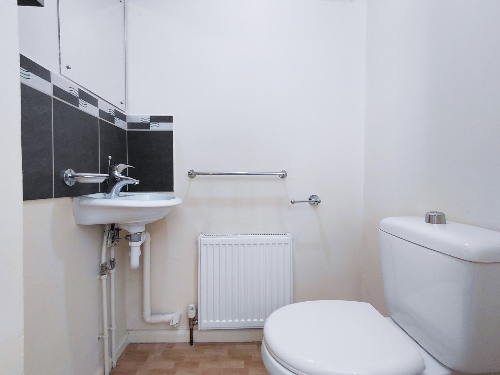 House Howard Close in Greater London