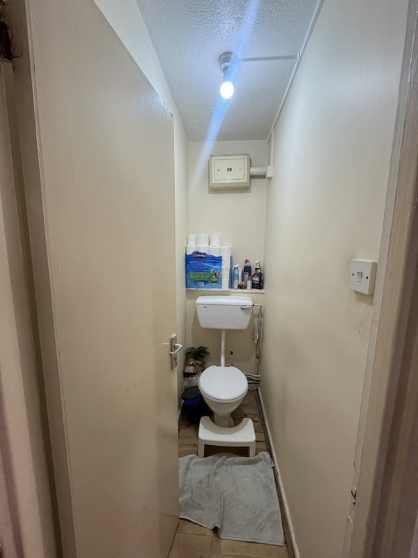 Room Russett Way in Greater London