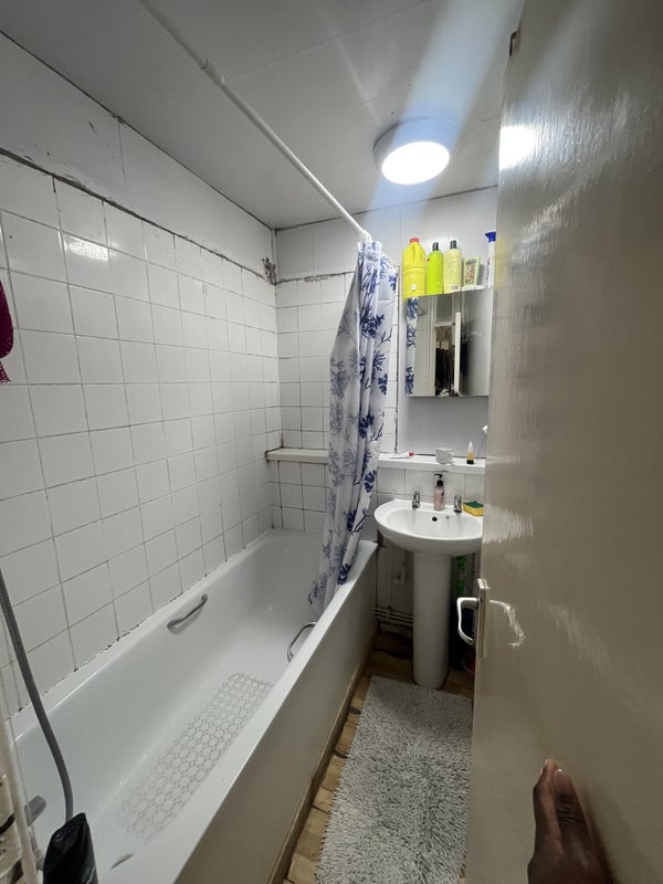 Room Russett Way in Greater London