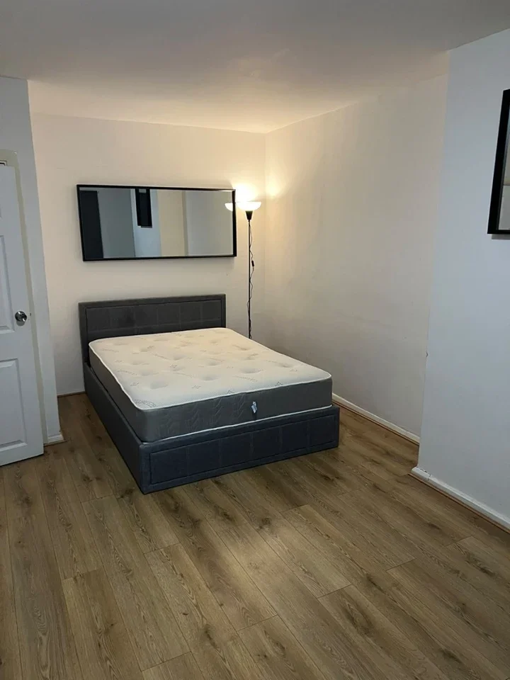 Room Purley Way in Greater London
