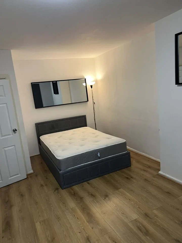 Room Purley Way in Greater London