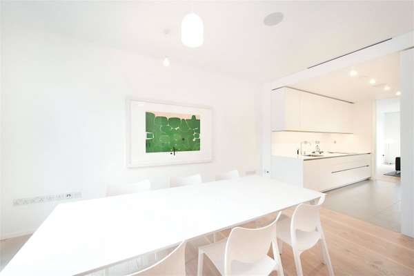 House Paradise Gardens in Greater London