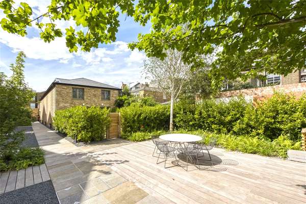 House Paradise Gardens in Greater London