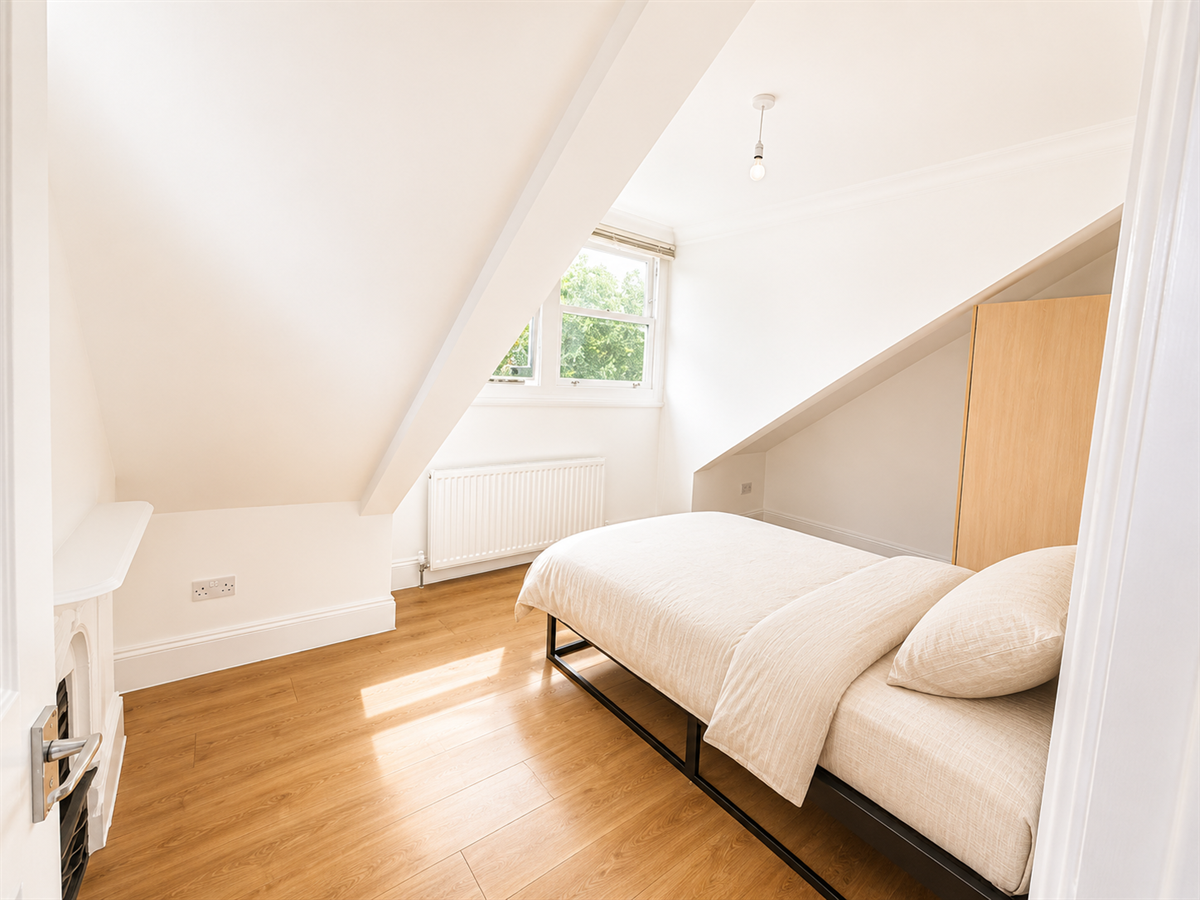 Flat Walm Lane in Greater London