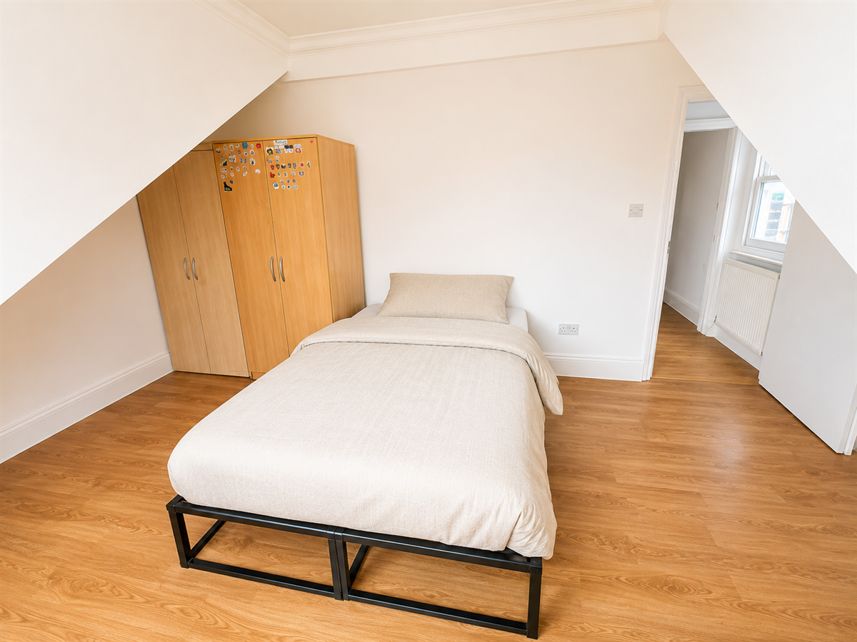 Flat Walm Lane in Greater London