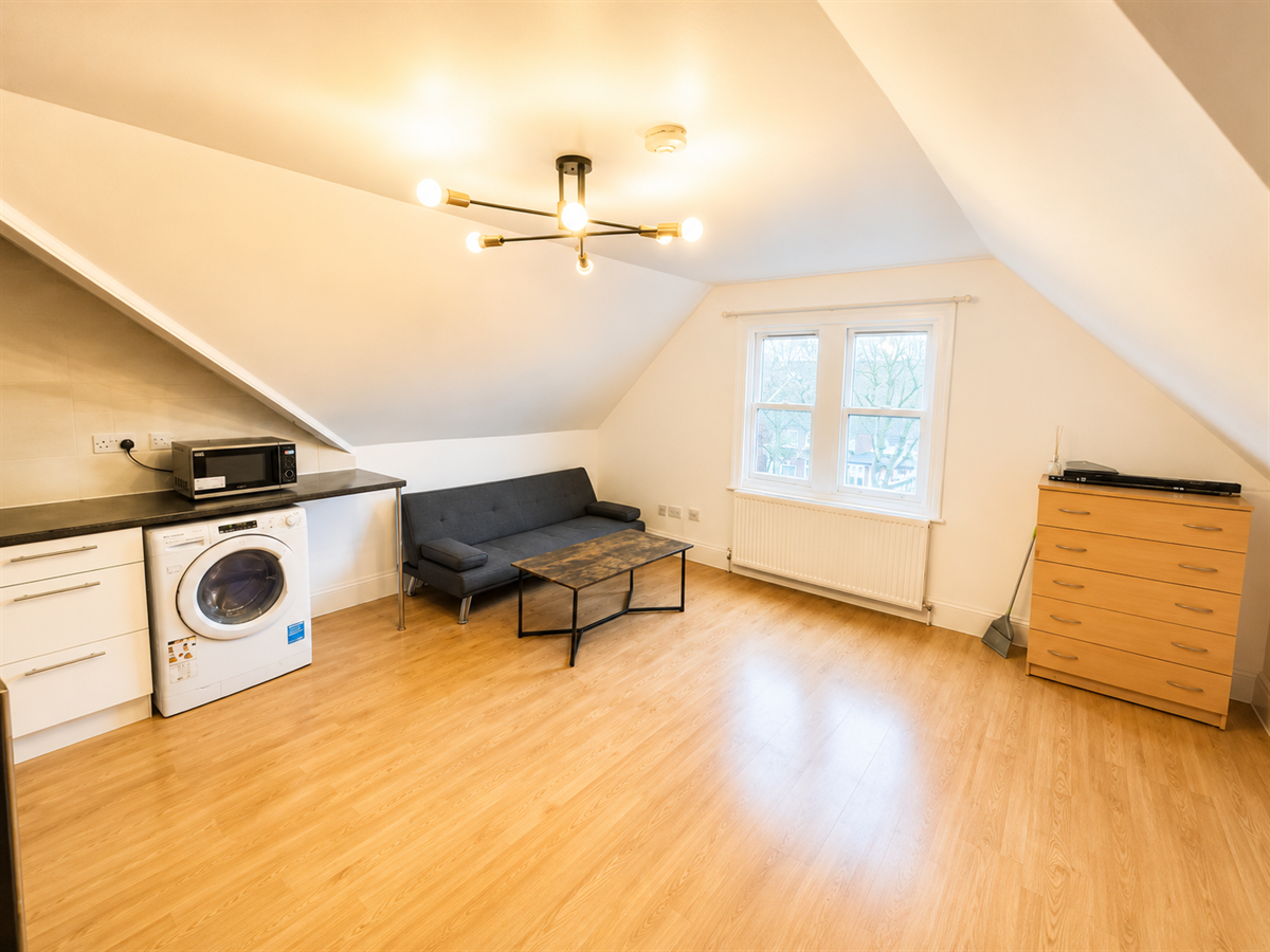 Flat Walm Lane in Greater London