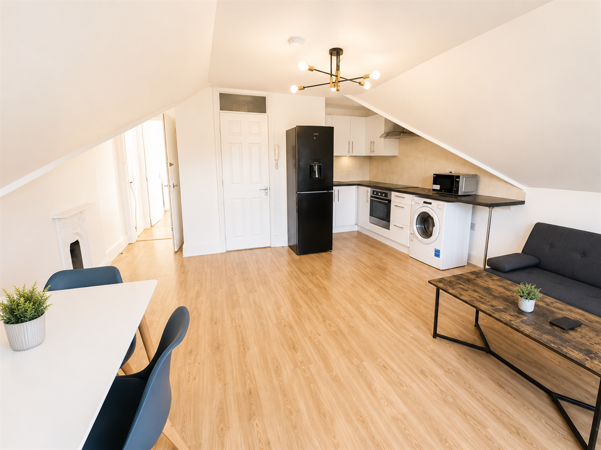 Flat Walm Lane in Greater London
