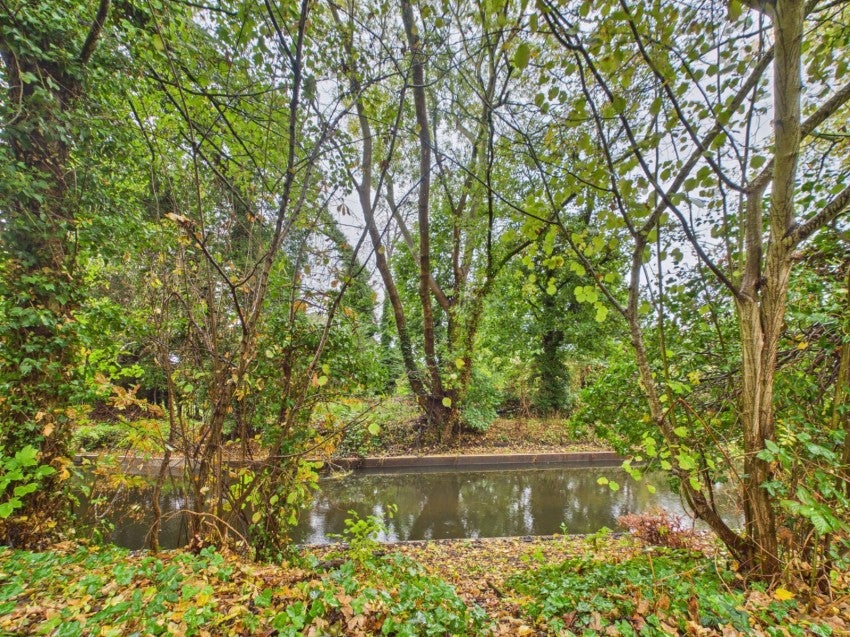 Flat Old Mill Place in Wraysbury