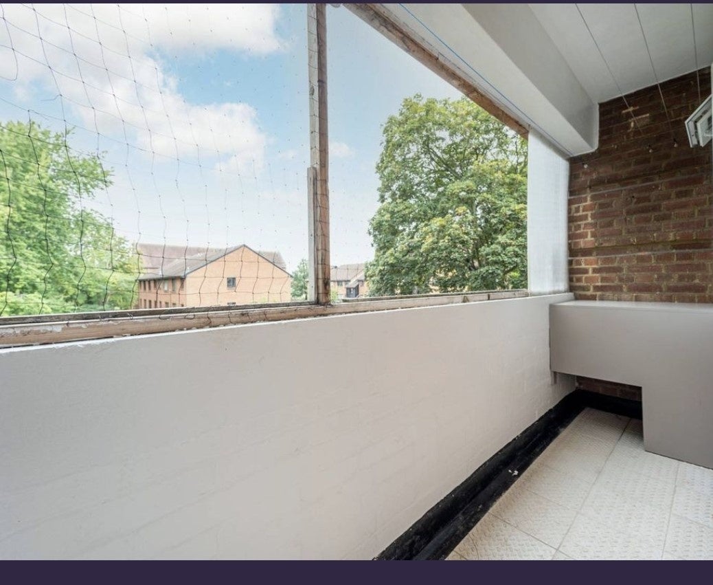 Room London Road in Greater London