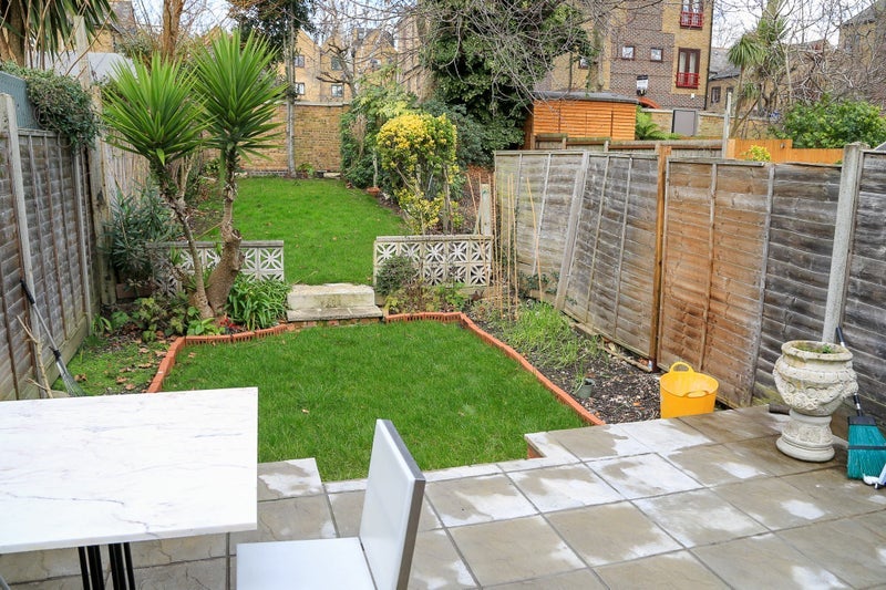 Room Plough Way in Greater London