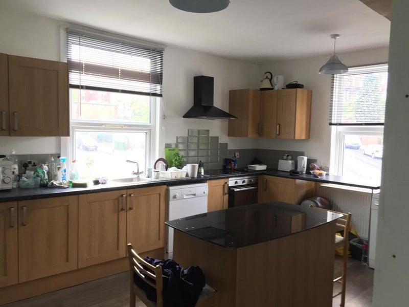 Room Burley Wood Crescent in Leeds