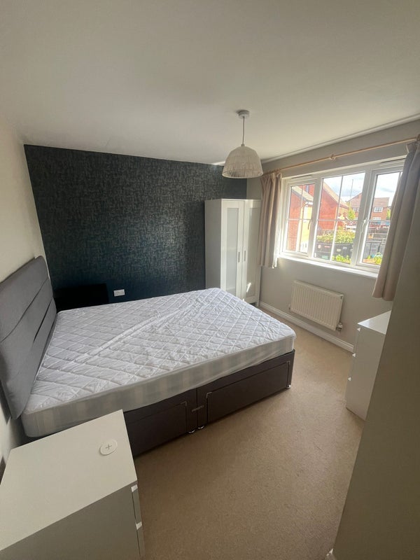 Room Great Farley Drive in Birmingham