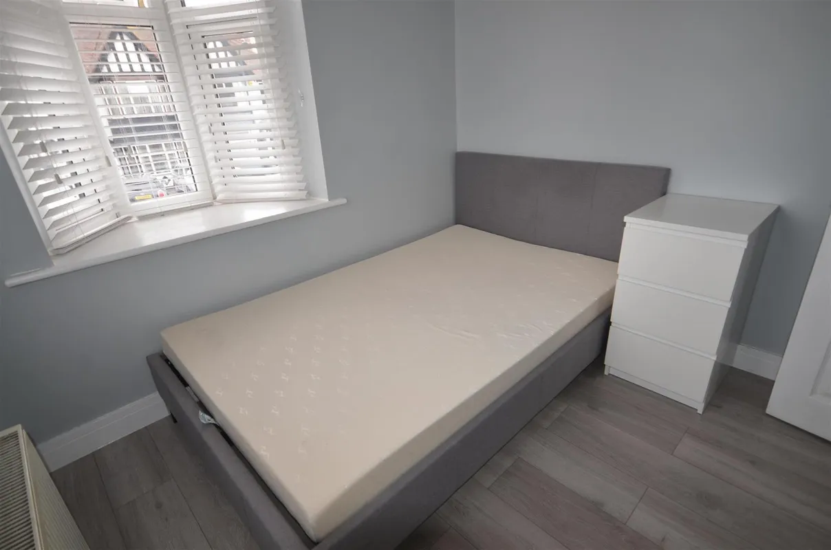 Room Clarendon Gardens in Greater London
