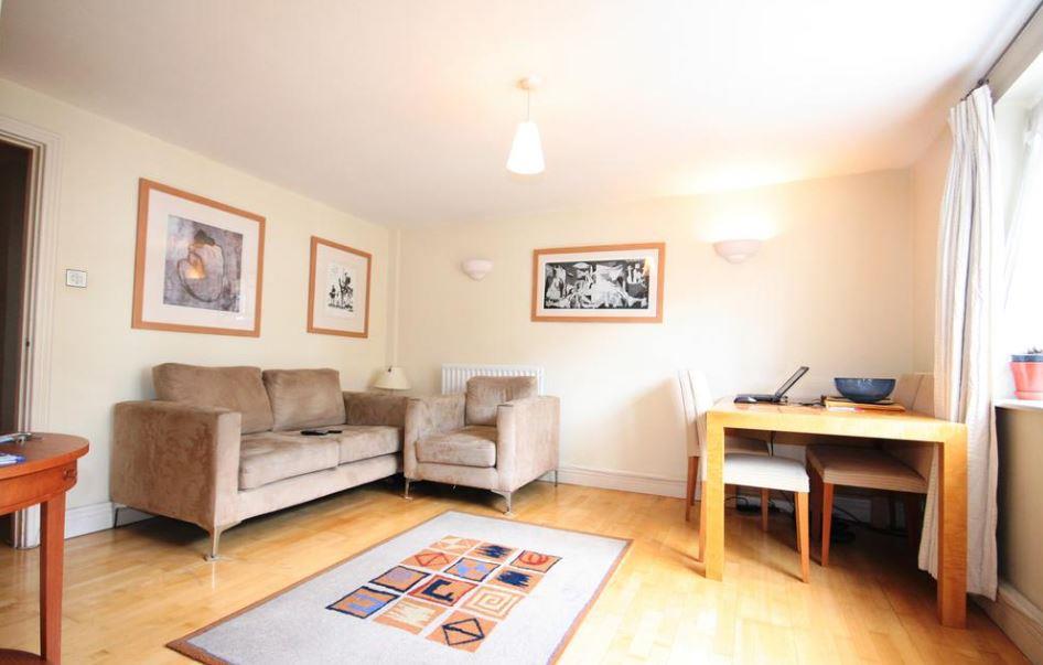 Flat Bamborough Gardens in Greater London