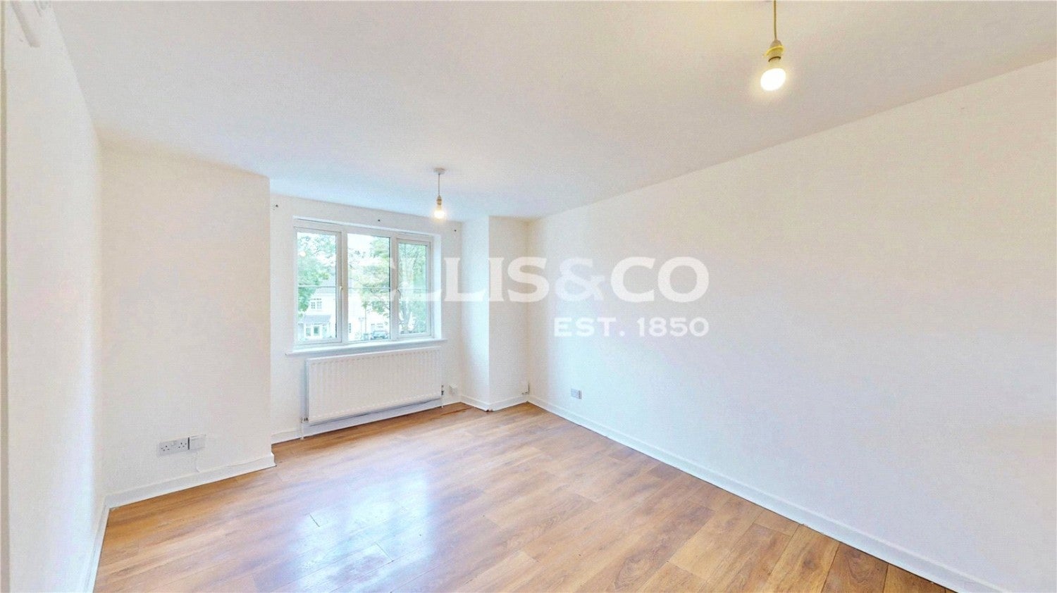 Flat Sudbury Crescent in Greater London