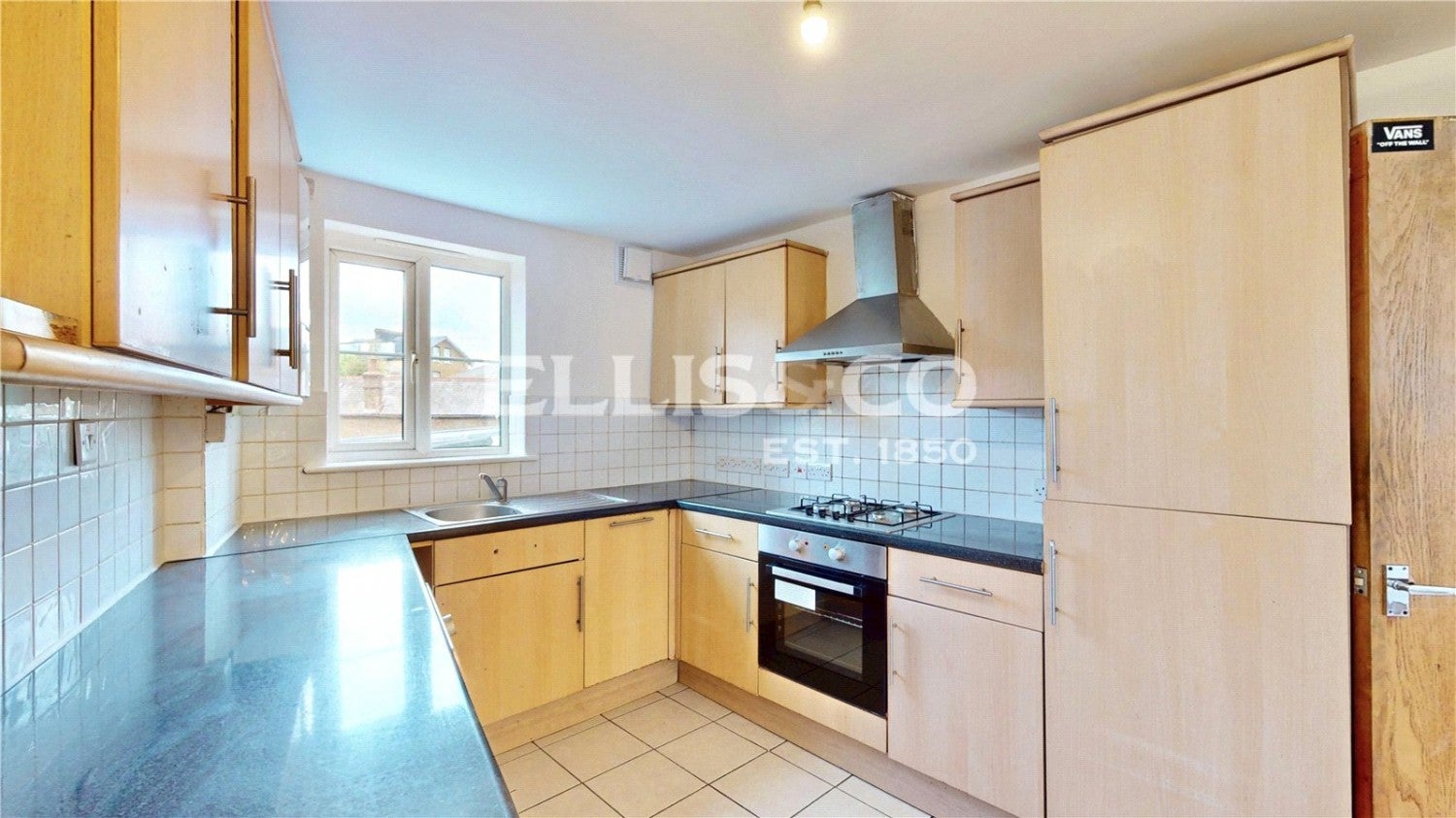 Flat Sudbury Crescent in Greater London