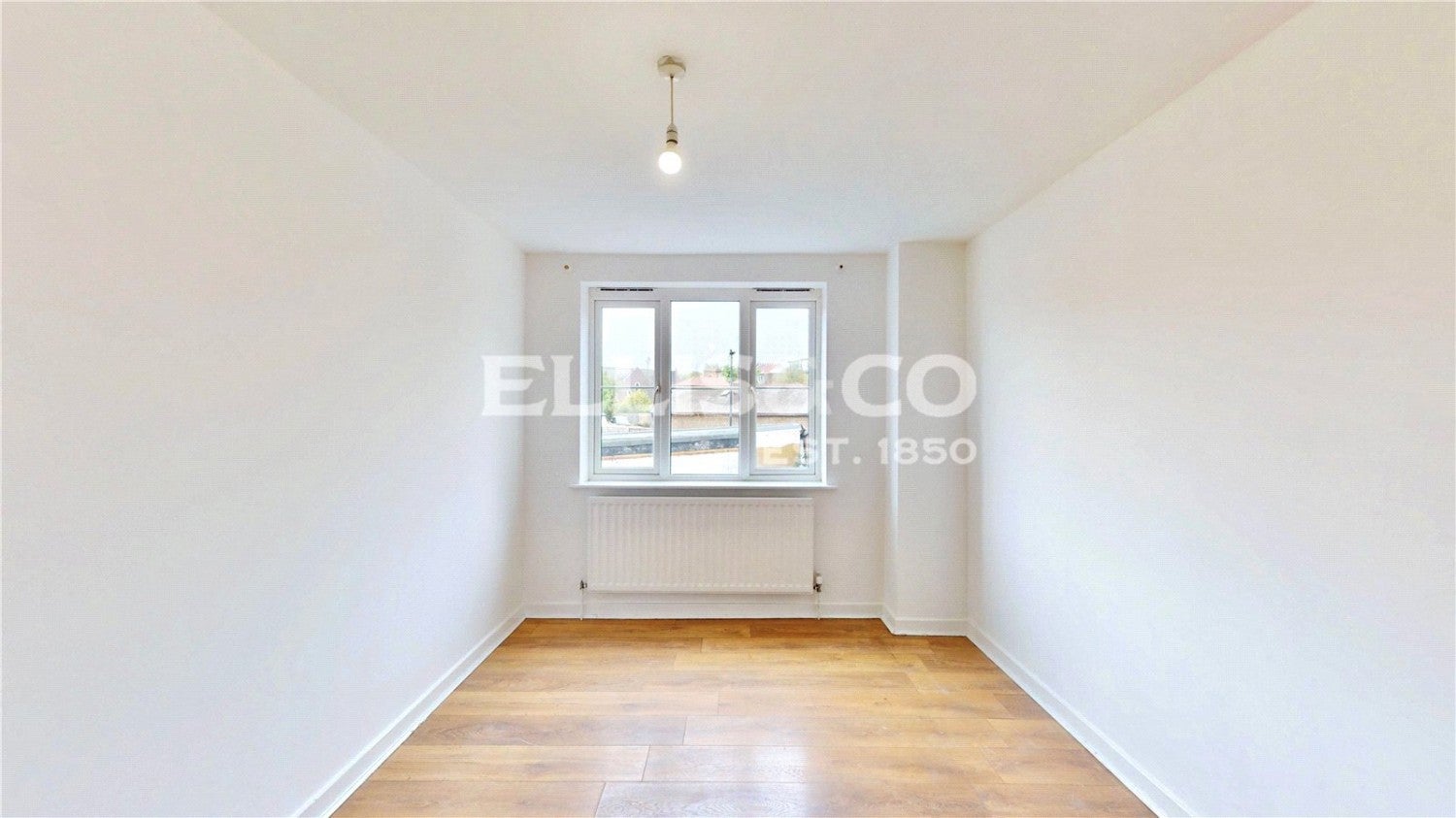 Flat Sudbury Crescent in Greater London