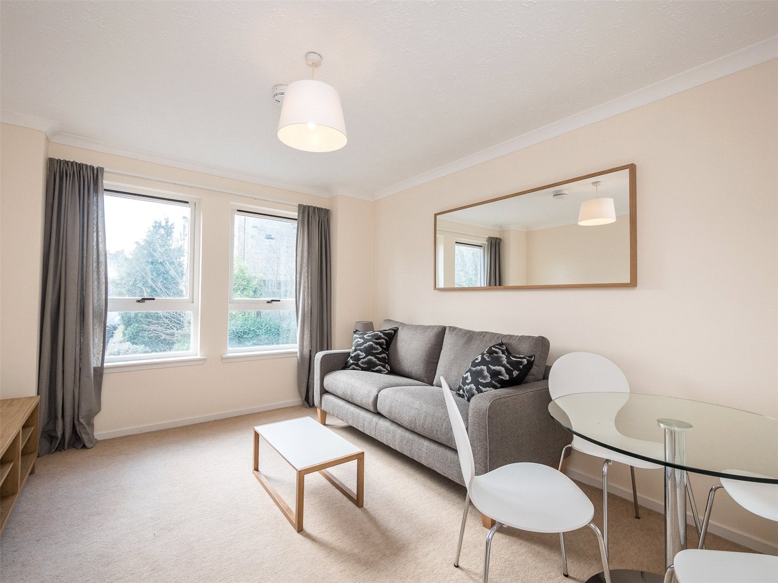 Flat Parkside Terrace in City of Edinburgh