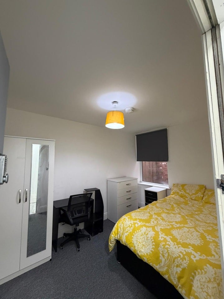 Room Coronation Road in Birmingham