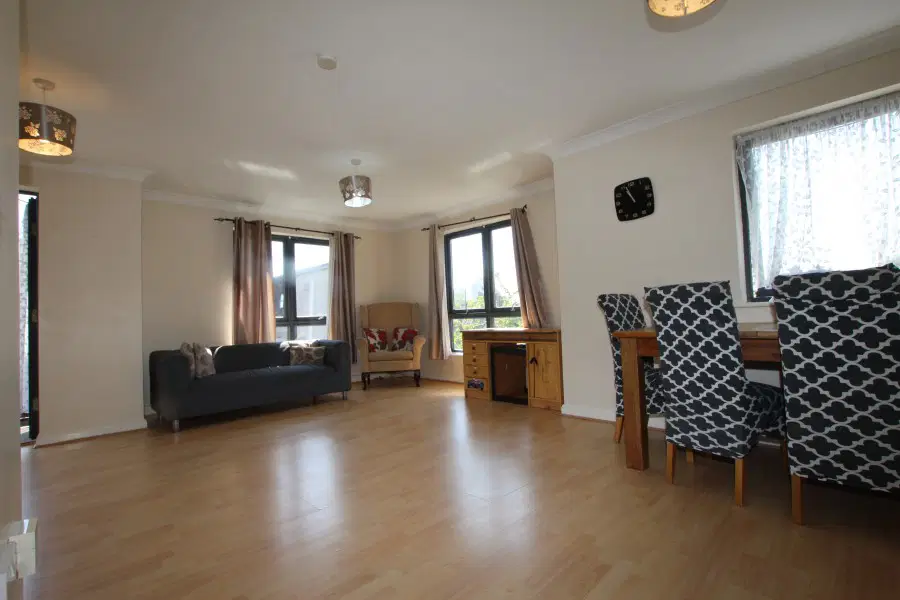 Flat Hirst Crescent in London