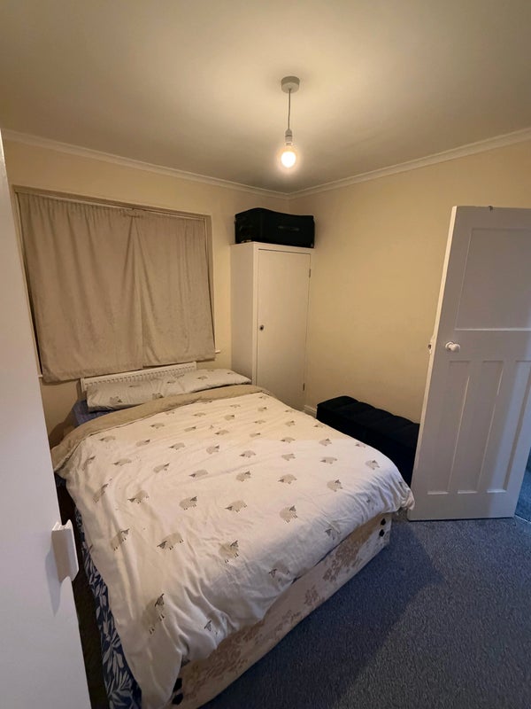 Room Dickens Road in Coventry