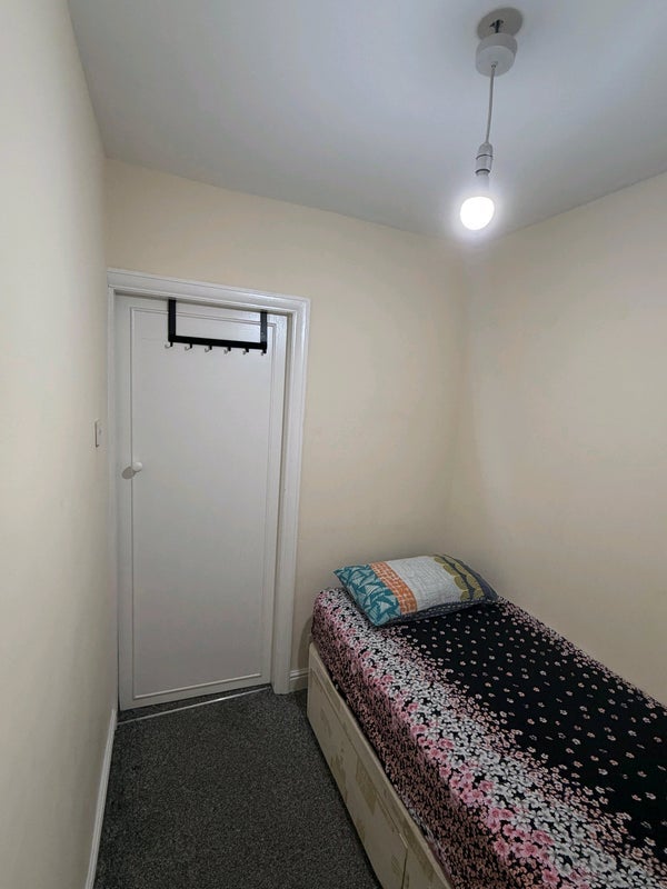 Room Dickens Road in Coventry