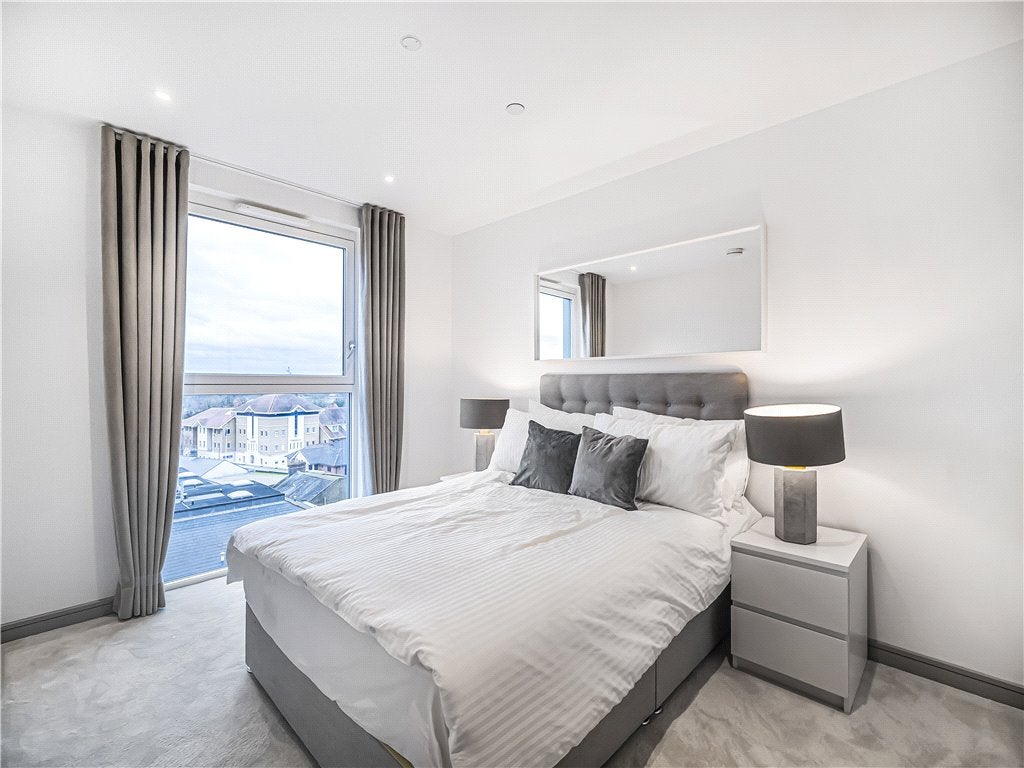 Flat Fairfield Avenue in Borough of Spelthorne