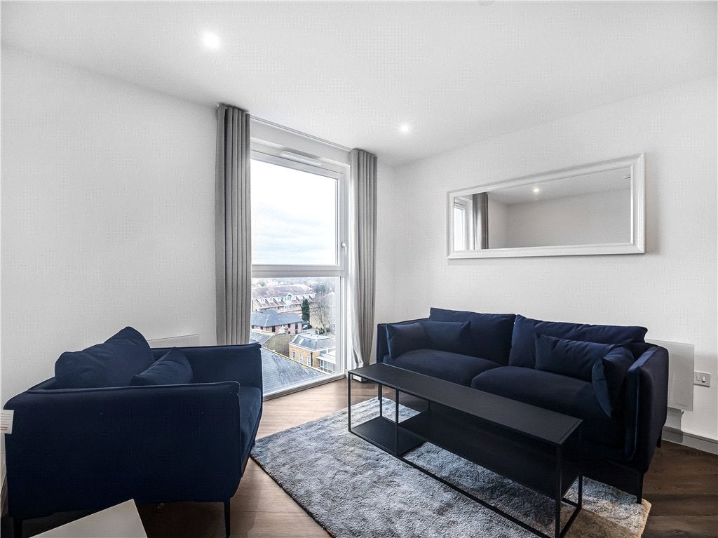 Flat Fairfield Avenue in Borough of Spelthorne