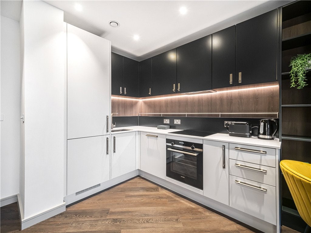 Flat Fairfield Avenue in Borough of Spelthorne