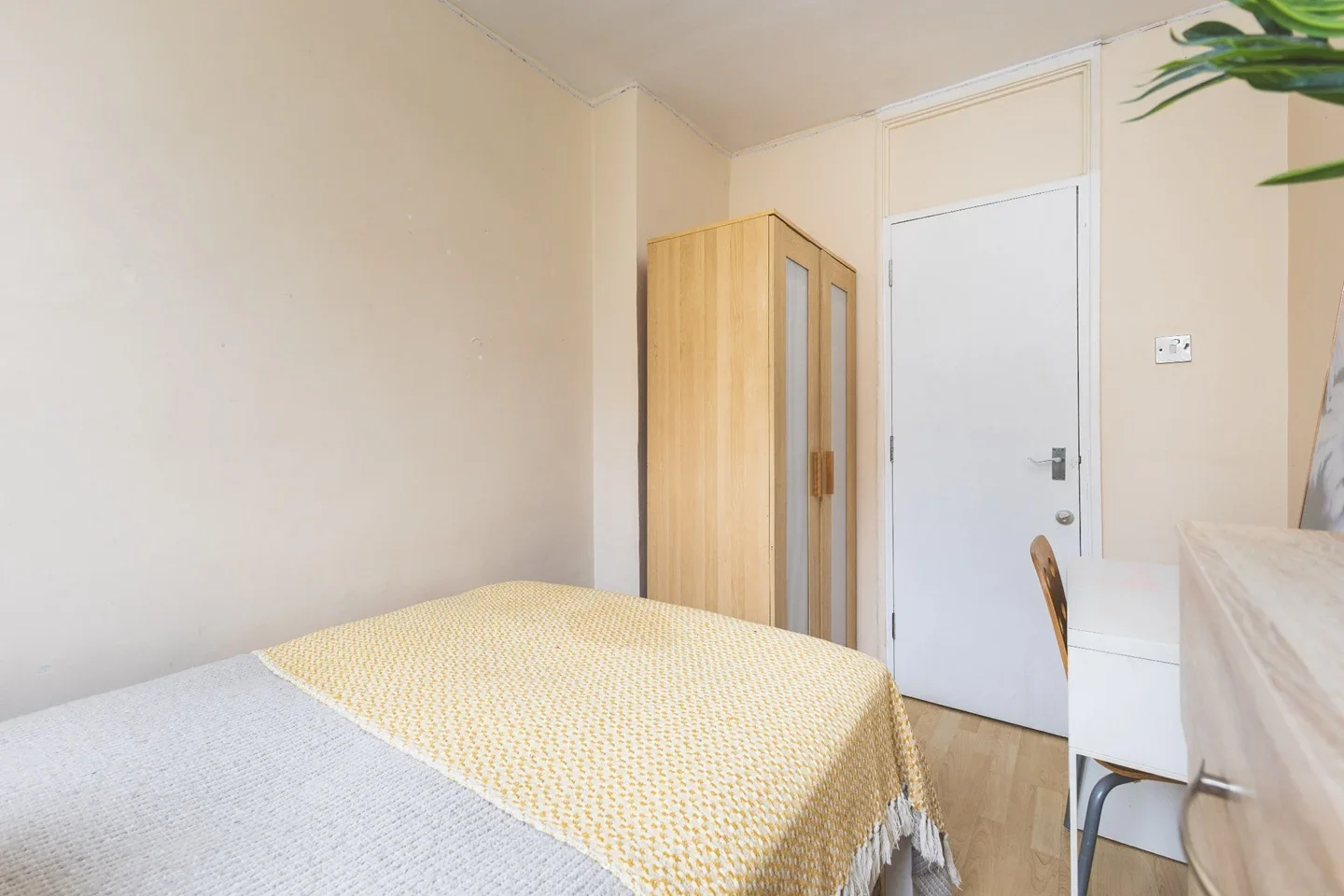 Room Hersham Close in Greater London