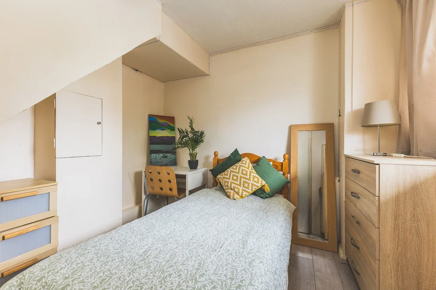 Room Hersham Close in Greater London